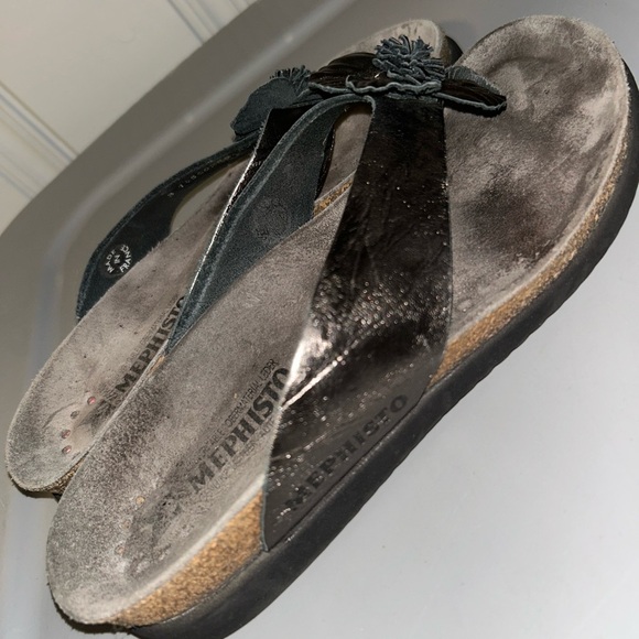 Mephisto Silver Sandals with Metallic Flower Embellishments - Picture 4 of 7